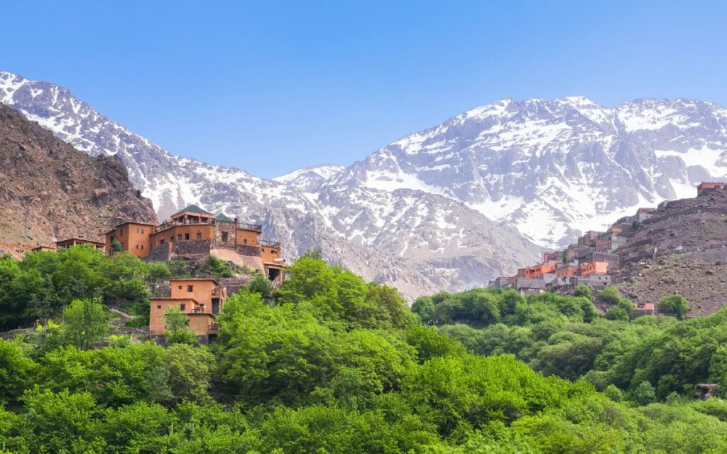 Imlil Valley Day Trip from Marrakech, Escápate del bullicio de Marrakech y adéntrate en el corazón de las montañas del Atlas con una tranquila excursión de un día al valle de Imlil. Situado a tan solo 1,5 o 2 horas de la ciudad, Imlil ofrece un refugio perfecto en plena naturaleza, rodeado de exuberantes valles, picos nevados y pueblos bereberes tradicionales. El viaje te llevará por sinuosas carreteras de montaña, que ofrecen impresionantes vistas del accidentado terreno, los campos en terrazas y las dispersas kasbahs. Este pintoresco destino es ideal para quienes buscan explorar la belleza natural de Marruecos y, al mismo tiempo, experimentar la rica cultura del pueblo bereber.